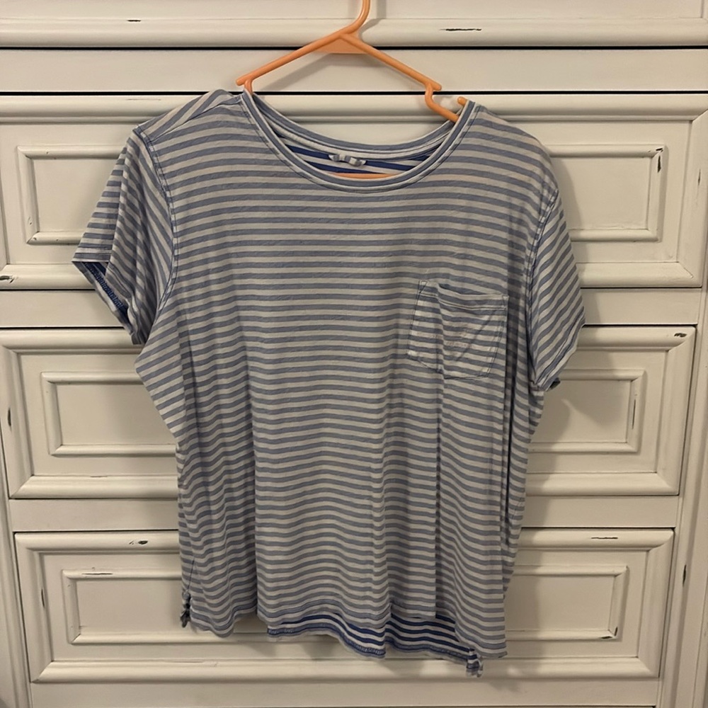 Blue striped vineyard vines pocketed T-shirt
